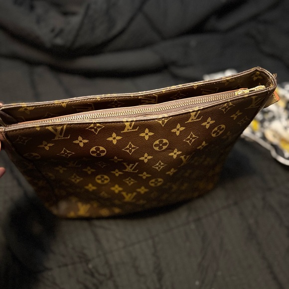 Large LV Purse - Picture 8 of 8